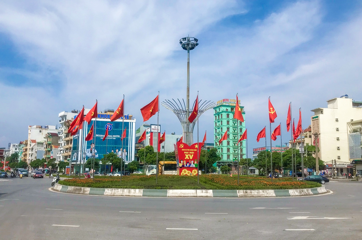 Nhiều tuyến đường, con phố tại Quảng Ninh rực rỡ cờ hoa chuẩn bị Đại hội Đảng bộ tỉnh.