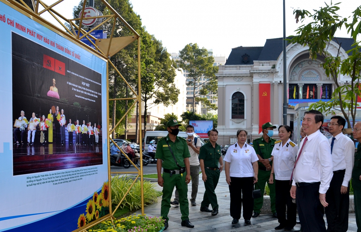 Các đại biểu dự khai mạc triển lãm tại Công viên Lam Sơn.