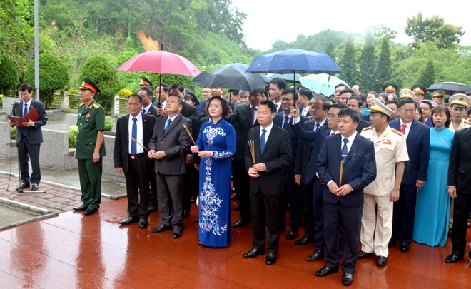 Đoàn đại biểu tỉnh Yên Bái dâng hương tại Nghĩa trang liệt sỹ