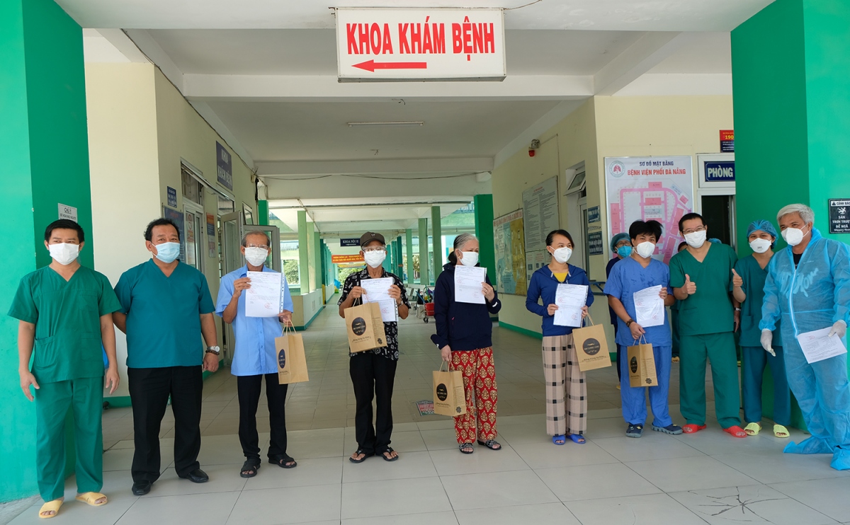 Bệnh viện Phổi Đà Nẵng cho 5 bệnh nhân hết Covid-19 ra viện