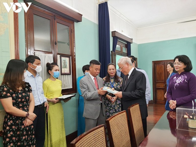 Cán bộ nhân viên khu di tích tặng sách cho Tổng Bí thư, Chủ tịch nước Nguyễn Phú Trọng