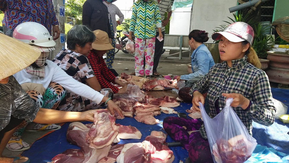 Người tiêu dùng ở tỉnh Tiền Giang mua thịt lợn vẫn ở mức cao.