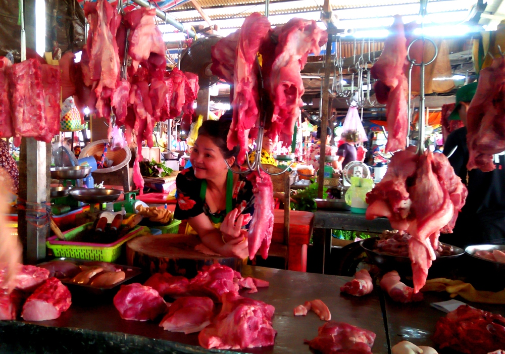 Các sạp thịt tại các chợ trên địa bàn thành phố Cần Thơ với nhiều mức giá khác nhau.