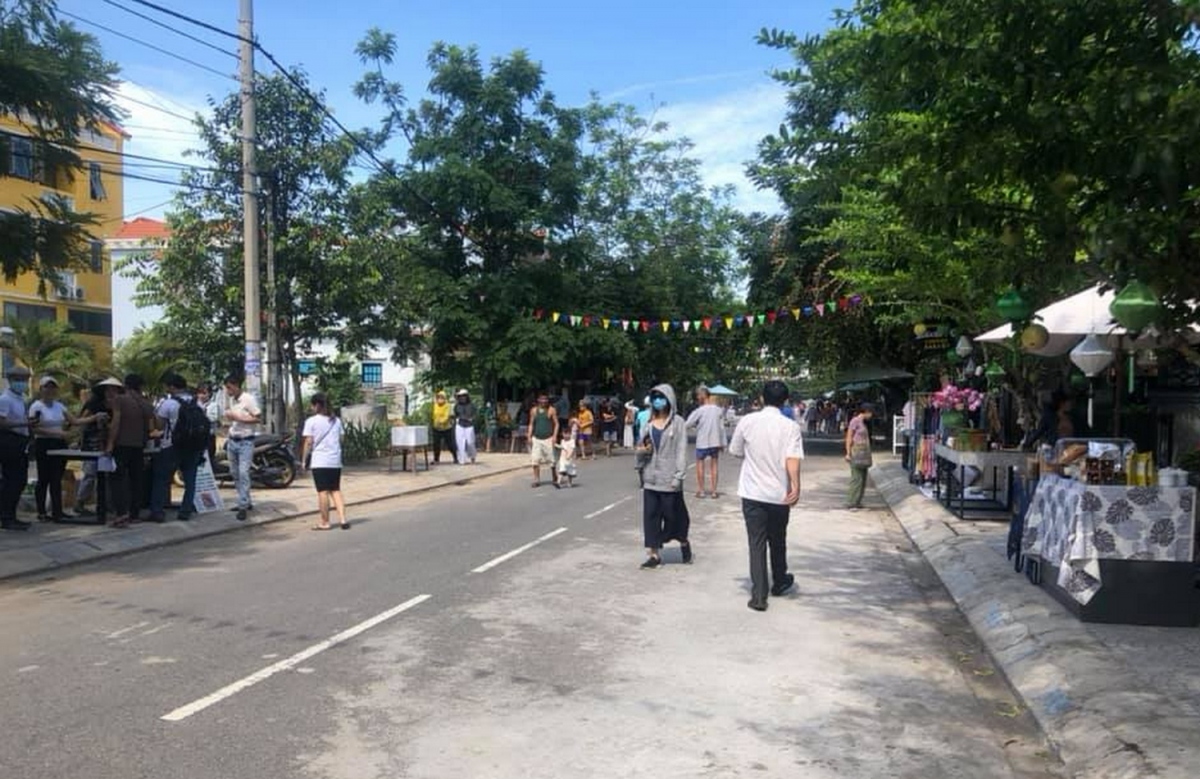 Ngày đầu tiên triển khai thu hút khá đông người dân địa phương tham gia chợ phiên Tân Thành.