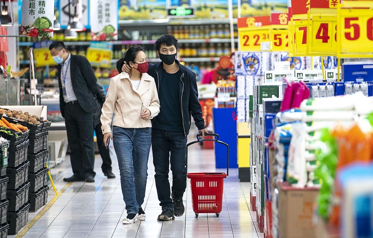 Người dân Trung Quốc mua sắm trong siêu thị. Ảnh: Tâm Hoa xã