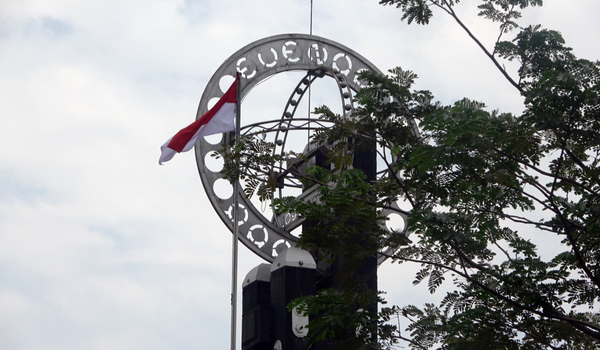 Hai cột cao tượng trưng cho mặt trời mọc, hai cột thấp tượng trưng mặt trời lặn