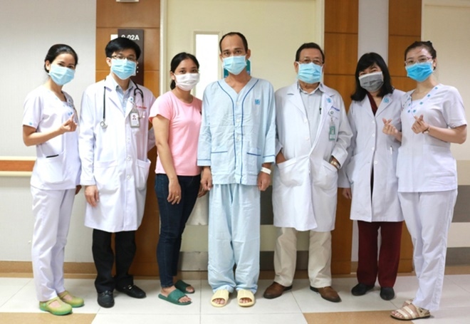 Hình ảnh xuất viện của gia đình anh D. và các y bác sĩ