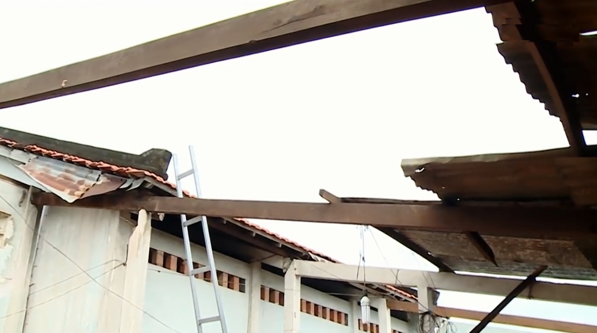 Hơn 80 căn nhà ở Vĩnh Long bị sập và tốc mái do lốc xoáy