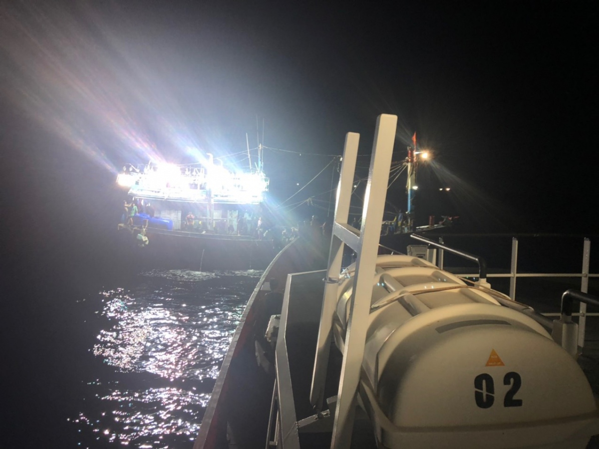 Cứu nạn khẩn cấp tàu cá cùng 18 thuyền viên gặp nạn trên biển Nghệ An