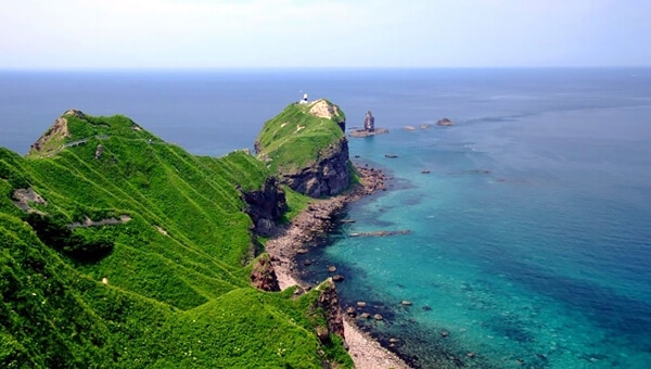 Bán đảo Shakotan nằm ở phía Tây của Hokkaido và cách thành phố Otaru khoảng 2 tiếng đi xe. Biển ở đây xanh thẳm, những vách đá dốc đứng và những tảng đá hình thù kỳ dị. Thiên nhiên tươi đẹp, hải sản phong phú và không khí yên bình của bán đảo Shakotan lý tưởng cho mọi chuyến du lịch.