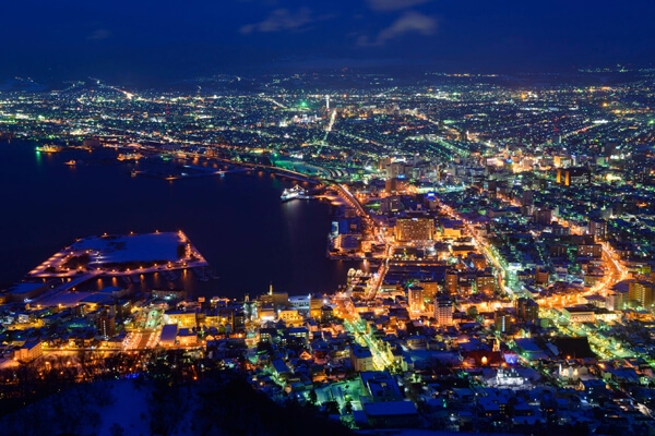 Hakodate là thành phố nằm ở phía Nam của Hokkaido và nổi tiếng nhất với cảnh đêm tuyệt đẹp. Trong đó, cảnh đêm nhìn từ núi Hakodate là đẹp nhất. Bạn có thể đi cáp treo để lên núi Hakodate, nhưng nên đi trước khi mặt trời lặn khoảng 1 tiếng để đến nơi trước đám đông khách du lịch khác và chọn được vị trí để đứng ngắm cảnh đêm thuận lợi nhất.