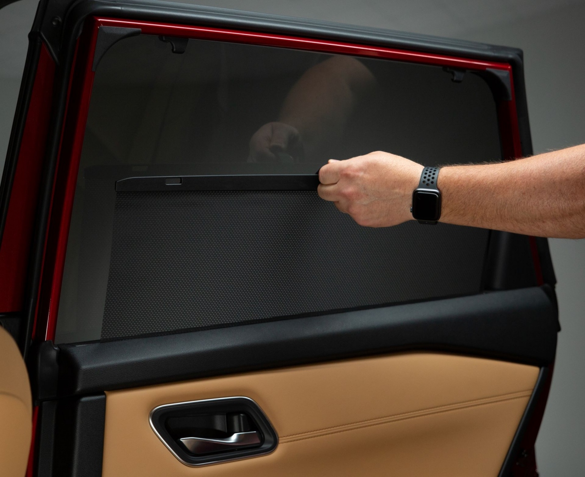 Tùy thuộc vào phiên bản, nội thất có sự kết hợp của 3 màn hình: Màn hình head-up 10,8 inch đủ màu, cụm đồng hồ đo Bảng điều khiển 12,3 inch và màn hình cảm ứng 9 inch nổi với tích hợp Apple CarPlay không dây. Nissan Rogue 2021 hoàn toàn mới sẽ cập bến những đại lý Mỹ vào tháng 10/2020./.