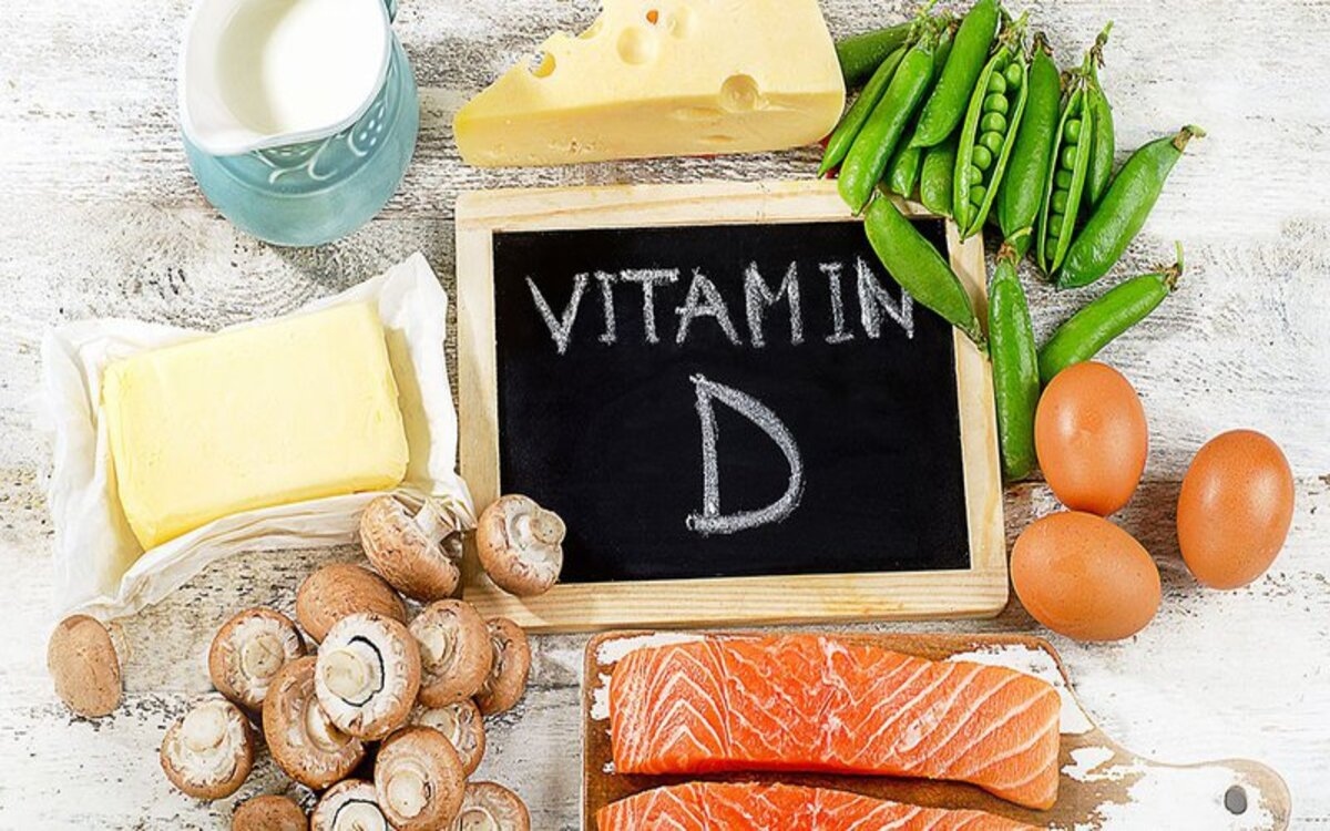Thiếu vitamin D khiến xương yếu, sâu răng, sỏi thận, cơ yếu, khả năng hấp thụ canxi kém. Bạn có thể bổ sung vitamin D bằng các thực phẩm như cá hồi, sữa, ngũ cốc.../.