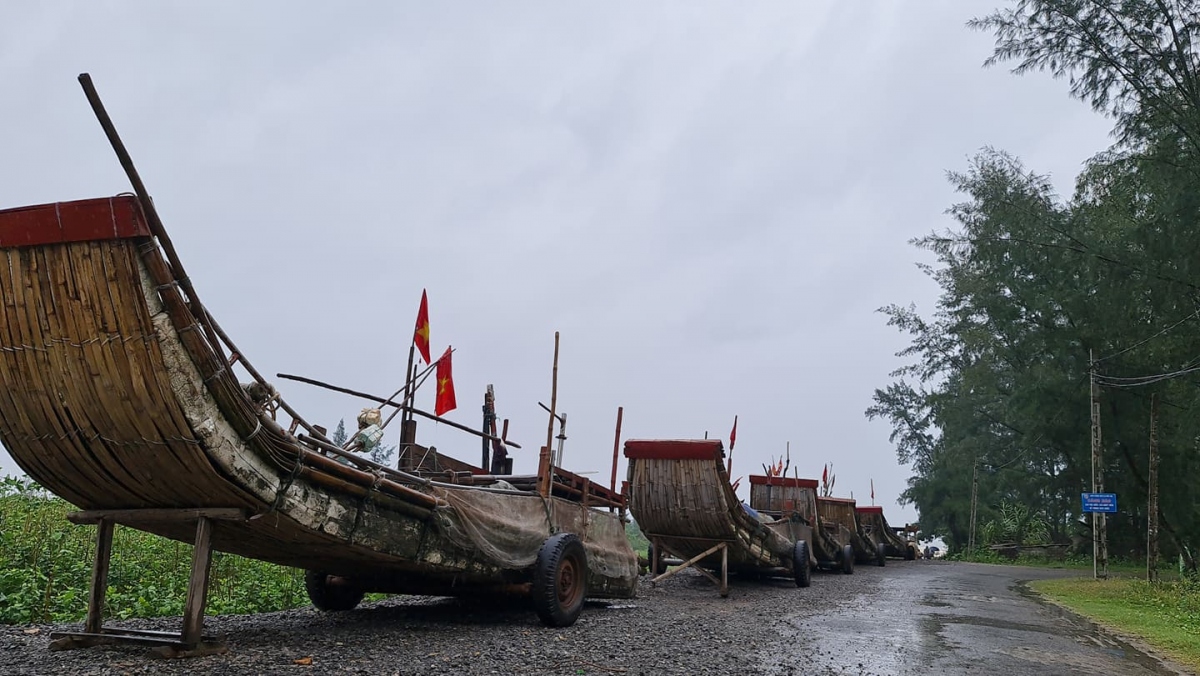 Người dân Nghệ An hối hả chằng chống nhà cửa, neo đậu tàu thuyền “đón” bão số 7
