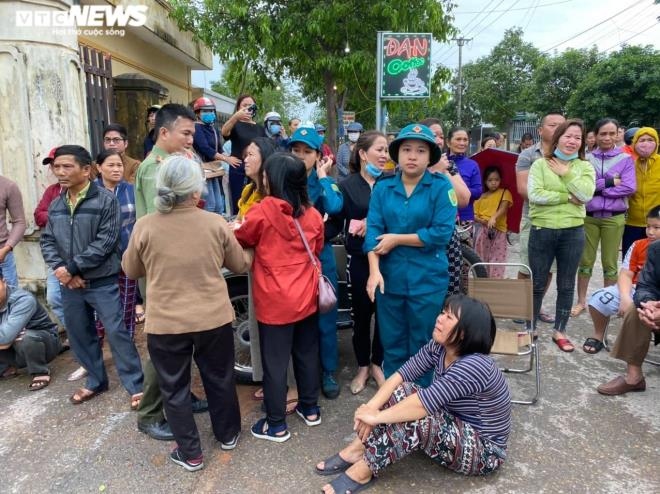Người thân của những cán bộ chiến sĩ thất thần, gào khóc trước cổng Trung tâm Huấn luyện và Thi đấu thể dục thể thao tỉnh Quảng Trị.