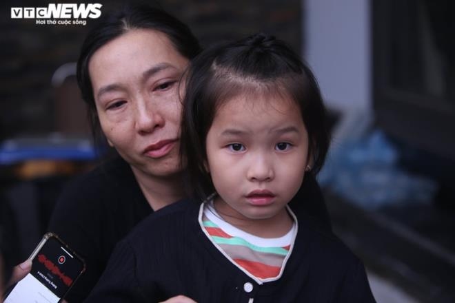 Chị Linh ôm con gái 4 tuổi cố nén nước mắt khi kể về những dòng tin nhắn cuối cùng mà Thiếu tá Phạm Ngọc Quyết gửi về trước lúc hy sinh.