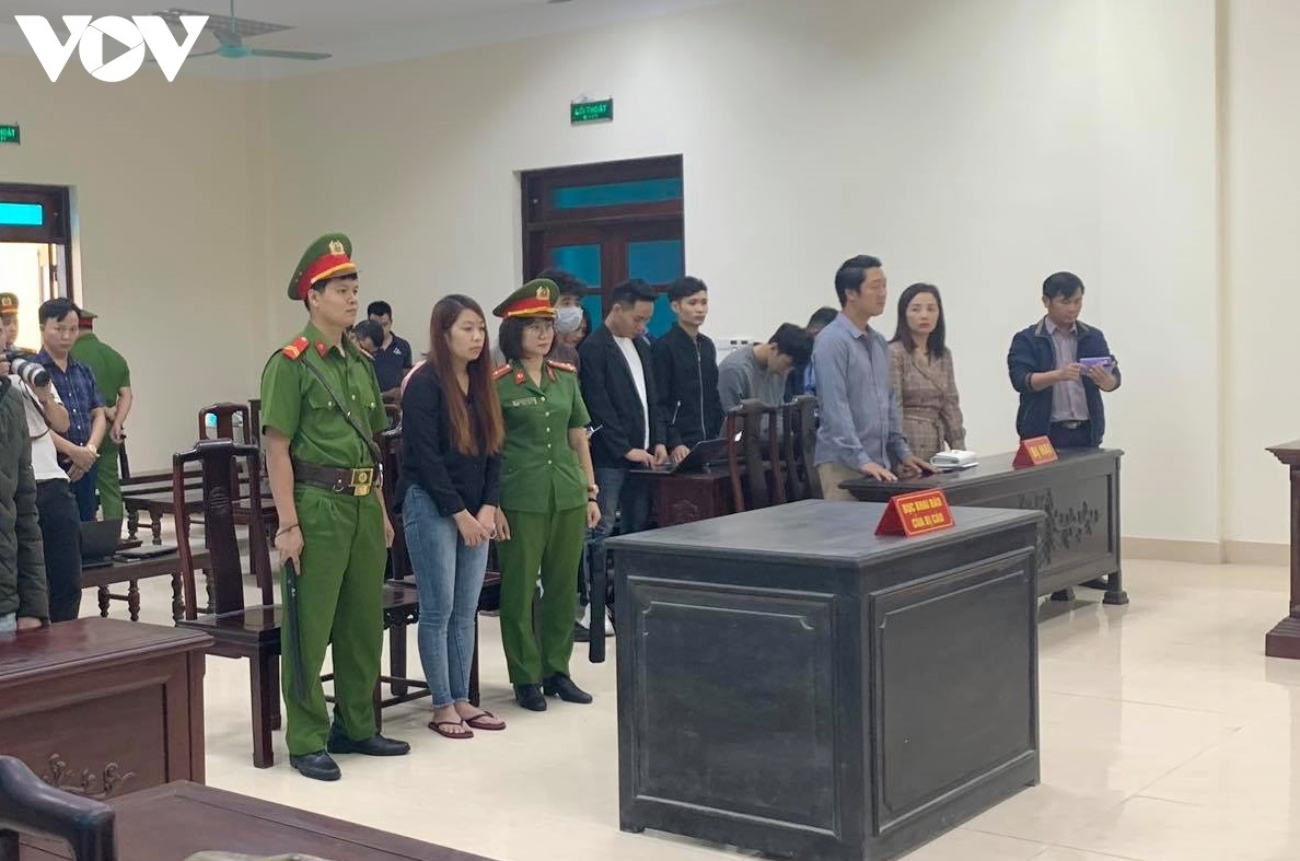 Bị cáo Nguyễn Thị Thu (áo đen) tại phiên xử sơ thẩm. (Ảnh: Lan Anh)