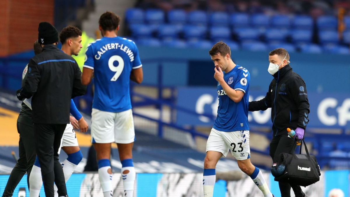 Sau Van Dijk đến lượt Coleman phải rời sân vì chấn thương. (Ảnh: Getty)