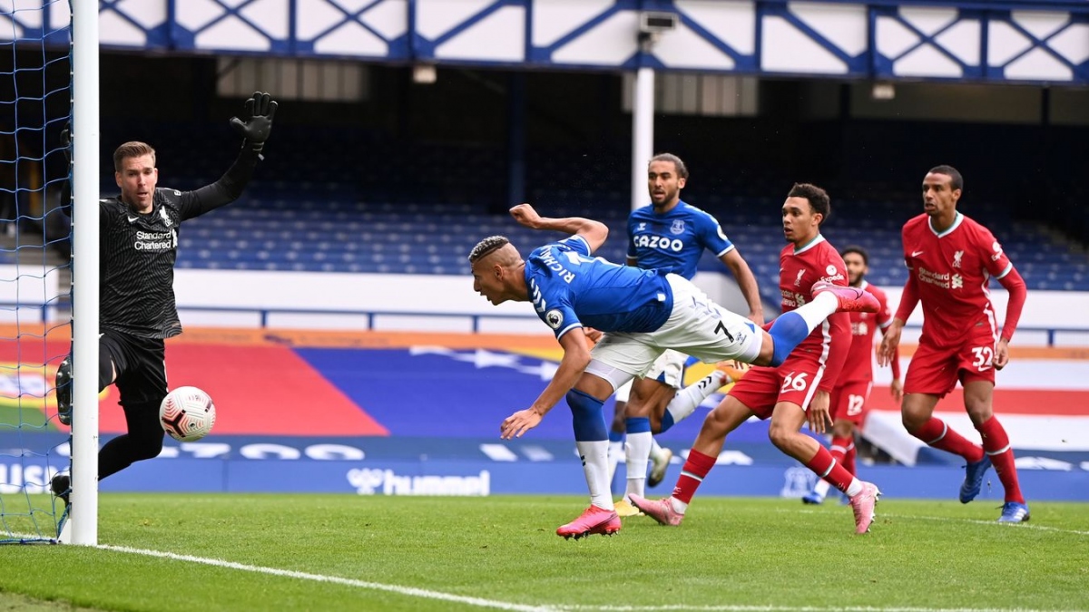 Richarlison suýt nâng tỷ số lên 2-1 cho Everton. (Ảnh: Getty)