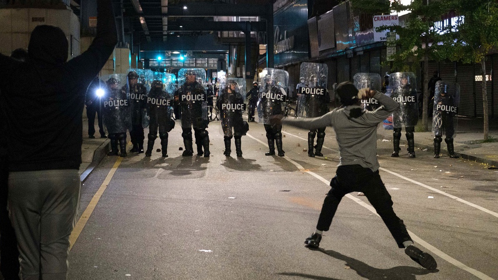 Biểu tình đã kéo dài đến suốt đêm 27/10 (giờ địa phương) với khoảng hàng nghìn người tham gia. Người biểu tình phóng hỏa, ném đá vào cảnh sát chống bạo động ở Philadelphia. Các băng nhóm hôi của đã tấn công khoảng 1.000 cửa hàng. Ảnh: Reuters.