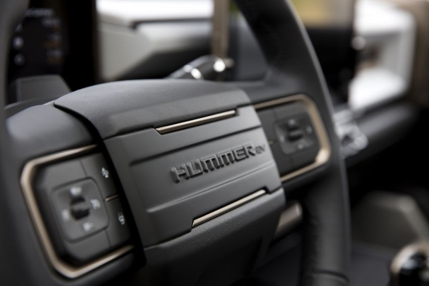Việc sản xuất chiếc GMC Hummer EV sẽ chính thức khởi động vào năm ngoái tại Trung tâm lắp rắp Zero Detroit-Hamtramck của General Motors. Cơ sở này được xây dựng 40 năm trước và được đầu tư 2,2 tỷ USD (tương đương 37.614 tỷ đồng) dành riêng cho xe điện. GMC cho biết những chiếc xe trong tương lai được xây dựng từ nhà máy này sẽ không phát thải.