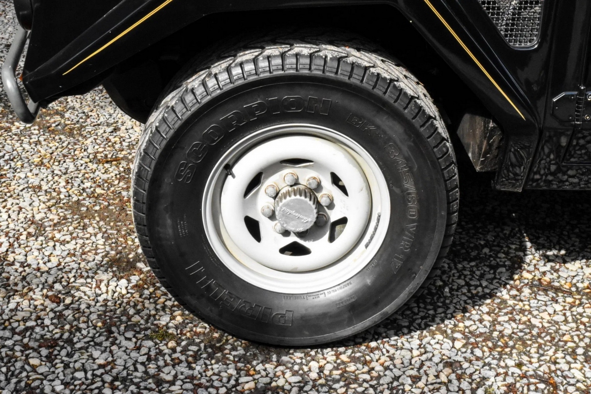 Xe sử dụng bộ mâm kích thước 17 inch, sơn màu trắng và được bọc bên ngoài bởi bộ lốp Pirelli Scorpion cỡ lớn với kích thước 345/60.
