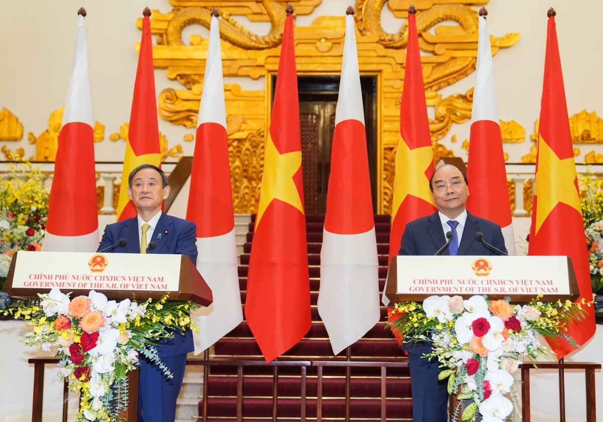 Thủ tướng Nguyễn Xuân Phúc và Thủ tướng Nhật Bản Suga Yoshihide gặp gỡ báo chí - Ảnh: VGP/Quang Hiếu