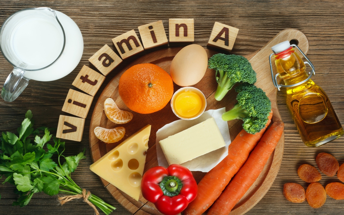 Bạn có thể bổ sung những thực phẩm giàu vitamin A như gan bò, khoai lang, bông cải xanh, nước ép cà chua, xoài, cá trích...