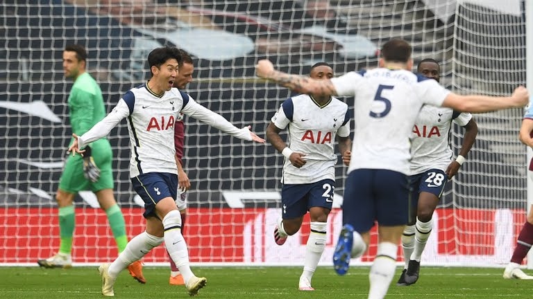 Các cầu thủ Tottenham ăn mừng bàn mở tỉ số (Ảnh: Reuters).
