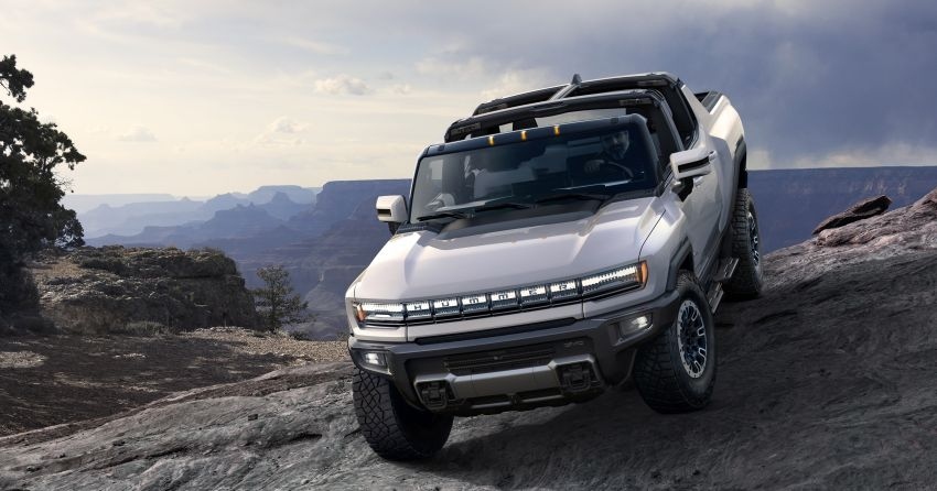 Nhờ có động cơ 3 motor công suất mà GMC Hummer EV sản sinh là 1.000 mã lực và mô men xoắn ước tính 15.591 Nm với bộ pin Ultium kép được General Motors ước tính phạm vi di chuyển lên tới 560 km trên bản Edition 1.
