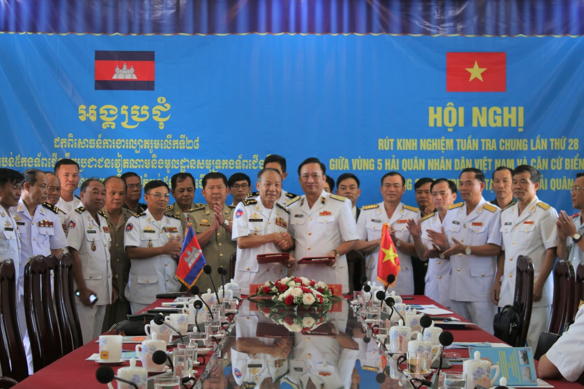 Vùng 5 Hải quân Việt Nam và Căn cứ biển Hải quân Hoàng gia Campuchia trao biên bản ghi nhớ tại Hội nghị rút kinh nghiệm lần thứ 28. Nguồn ảnh: Văn Định (Vùng 5 Hải quân)