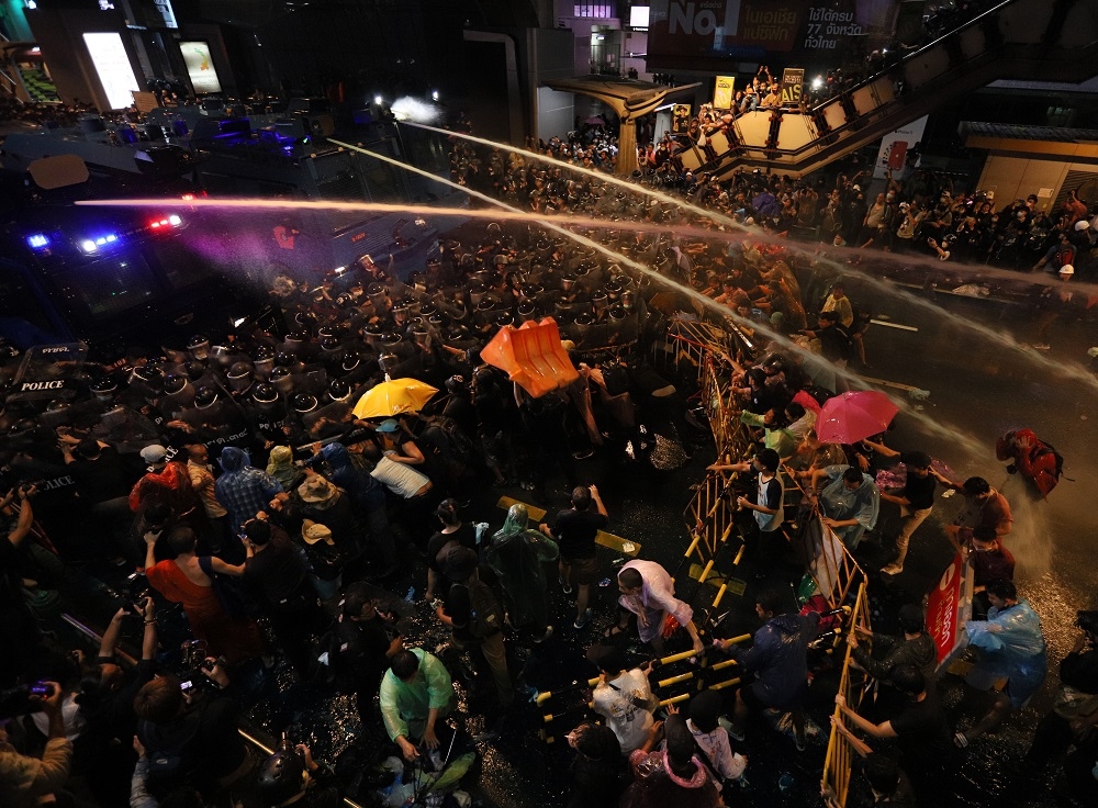 Cảnh sát Thái Lan dùng vòi rồng dẹp người biểu tình