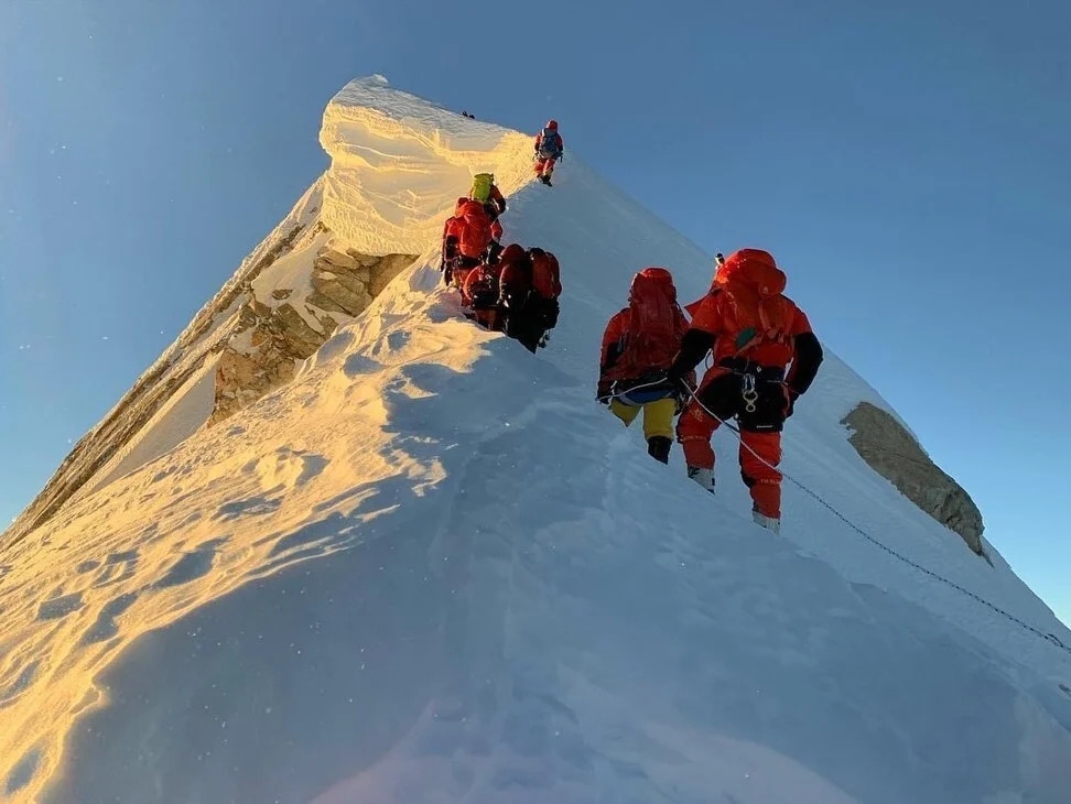 Các thành viên trong đoàn leo lên đỉnh Manaslu. Ảnh: Seven Summit Treks