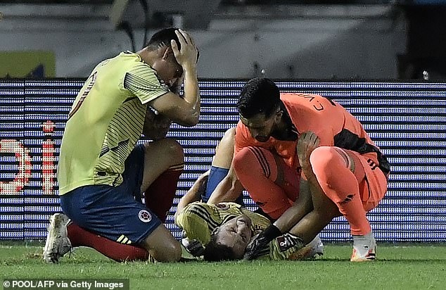 James Rodriguez ôm đầu thất thần khi chứng kiến chấn thương của đồng đội.