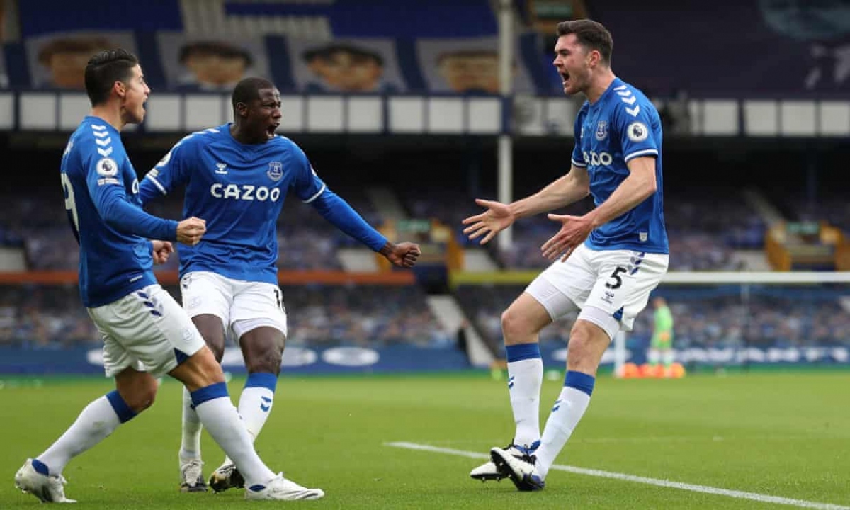 Michael Keane bật cao đánh đầu gỡ hòa 1-1 ở phút 19 sau quả phạt góc của James Rodriguez. (Ảnh: Getty)
