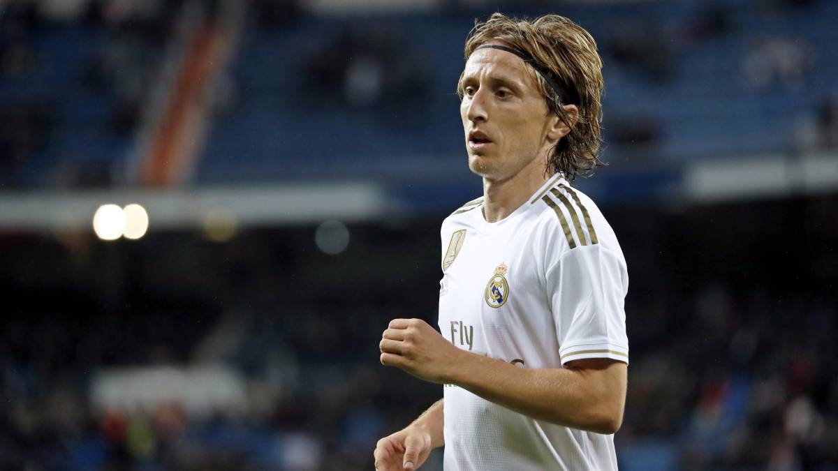 Luka Modric (35 tuổi/Real Madrid) - Modric vẫn là cầu thủ không thể thay thế nơi tuyến giữa của Real bất chấp việc anh đã 35 tuổi. Cầu thủ người Croatia đá chính ở 3 trong 4 trận đầu tiên tại La Liga mùa này.