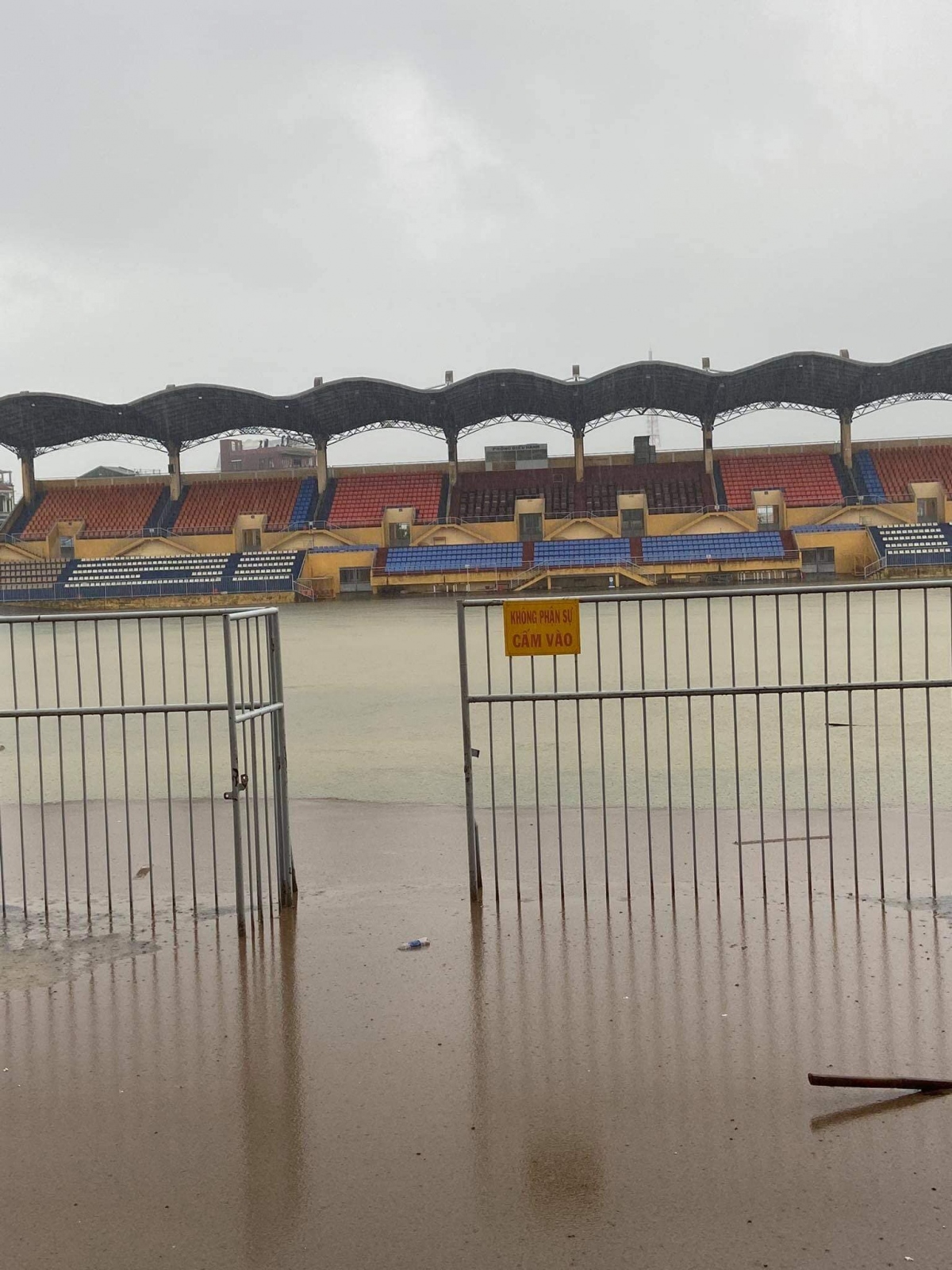Sân Tự Do (Huế) ngập nước khiến trận Huế - Long An phải chuyển vào thi đấu ở sân Cần Thơ. (Ảnh: CLB Huế).