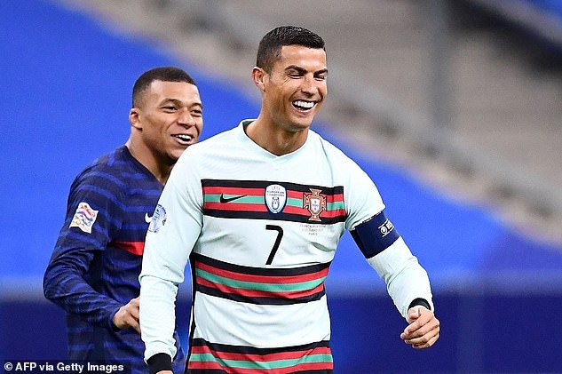 Tối 13/10, LĐBĐ Bồ Đào Nha xác nhận siêu sao Ronaldo đã mắc Covid-19. (Ảnh: Getty).