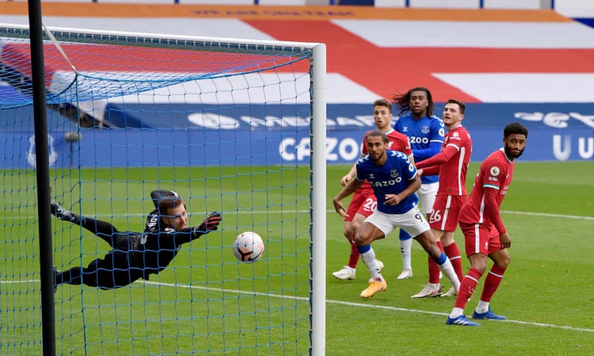 Calvert-Lewin gỡ hòa 2-2 cho Everton sau tình huống phối hợp tấn công mẫu mực. (Ảnh: Getty)