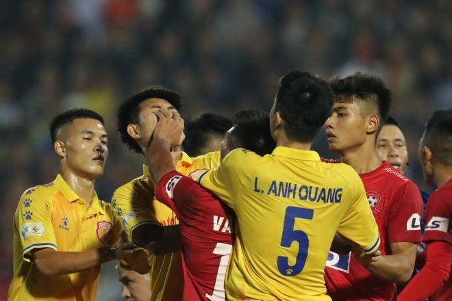 Một cầu thủ Nam Định vào can bị Văn Hạnh tát vào mặt. (Ảnh: N.Đ)