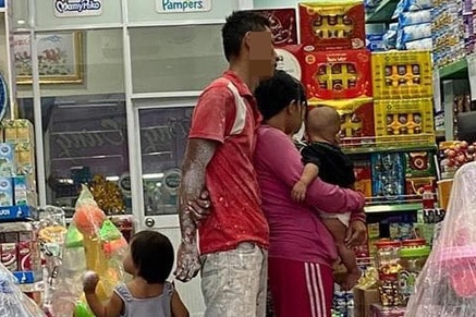 Hình ảnh ông bố lấm lem sơn đưa hai con nhỏ đi mua sắm khiến nhiều người cảm động