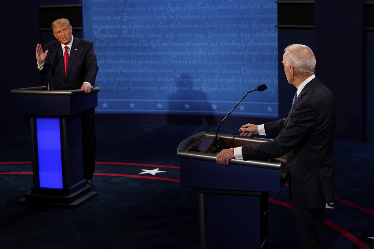 Ông Trump và ông Biden trong cuộc tranh luận tổng thống cuối cùng. Ảnh: CNN 