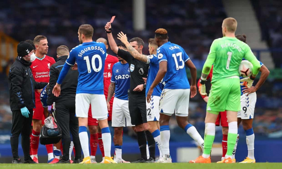 Richarlison lĩnh thẻ đỏ ở phút 88. (Ảnh: Getty)