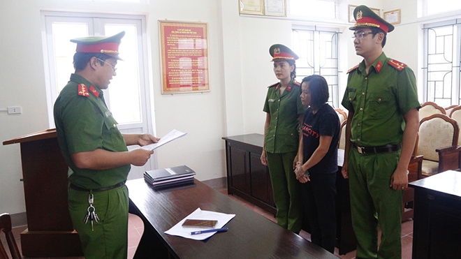 Cơ quan điều tra đọc quyết đinh khởi tố bị can đối với Nguyễn Thị Vân.