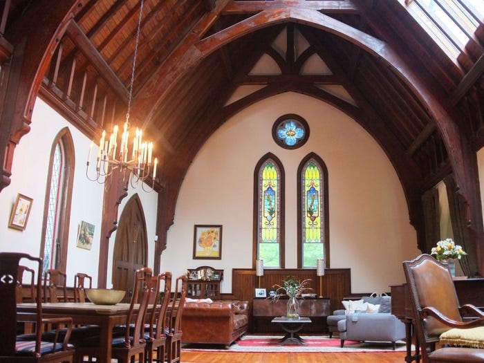 Sảnh chính của nhà thờ cũng là phòng khách.