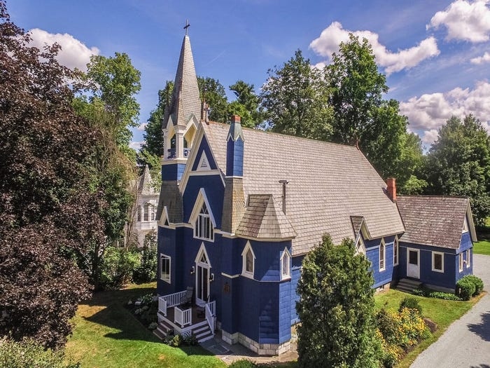 Có một xu hướng là nhiều người mua các nhà thờ cũ từ thế kỷ trước về tu sửa lại và biến chúng thành những ngôi nhà có kiến trúc tuyệt đẹp. Căn biệt thự này vốn là một nhà thờ được xây dựng từ năm 1983, ở vùng Castleton, Vermont.