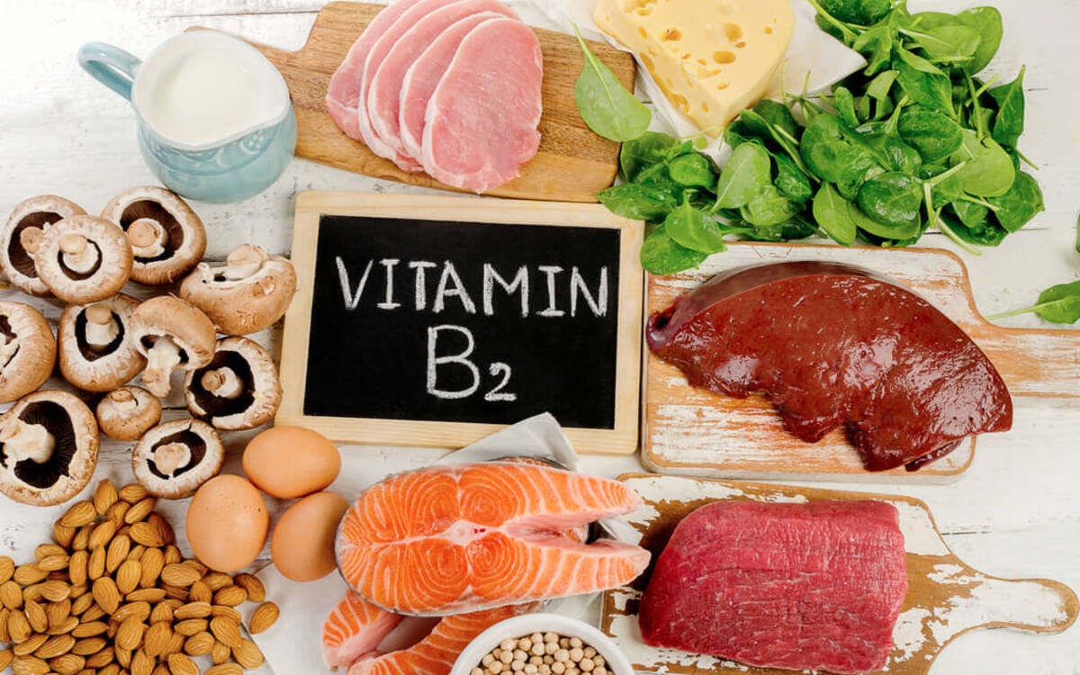 Những thực phẩm giúp bạn bổ sung vitamin B2 như hạnh nhân, nấm, cá, thịt, súp lơn xanh, sữa hạt mè, phomat...