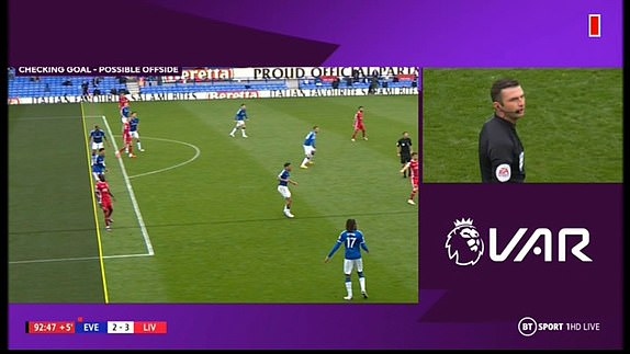 Jordan Henderson đưa bóng vào lưới Everton ở phút 90+2 nhưng VAR từ chối bàn thắng vì lỗi việt vị của Sadio Mane. (Ảnh: Daily Mail)