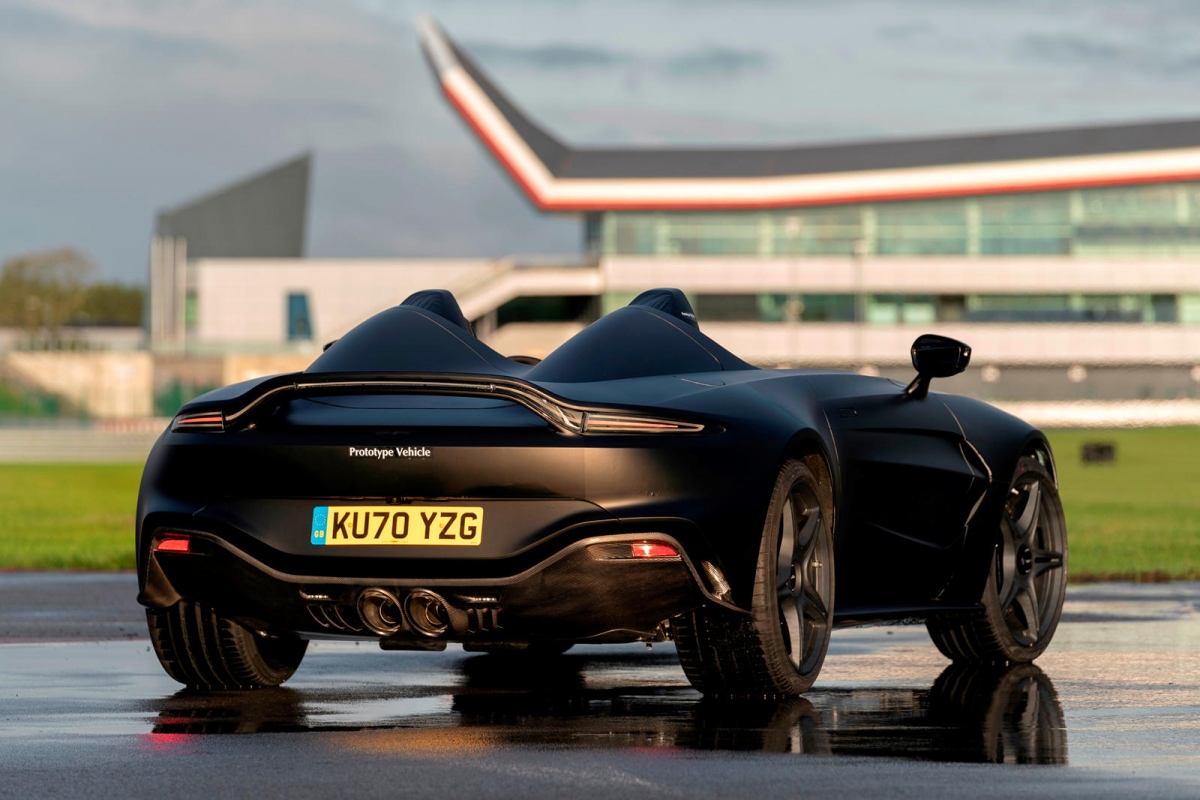 Để tối ưu cân nặng, Aston Martin cho biết chiếc xe sẽ có được nhiều chi tiết được làm bằng sợi carbon cả ở bên trong khoang lái cũng như bên ngoài. Xe sử dụng bộ mâm 21 inch với ốc khóa tâm, phanh gốm – carbon và hệ thống ống xả hiệu năng cao được tinh chỉnh riêng. Hai bệ đỡ đầu sau ghế ngồi có thể được sử dụng như một khoang chứa đồ.