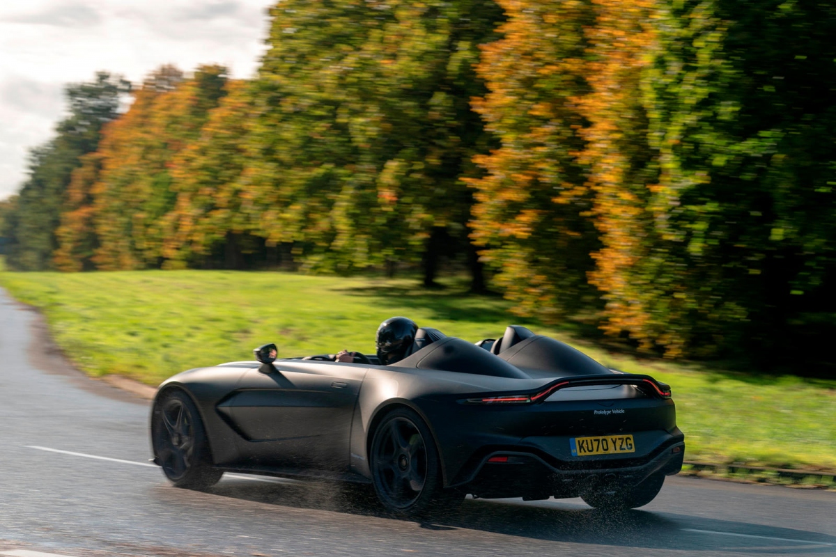 Chiếc Speedster của Aston Martin được trang bị động cơ V12 dung tích 5.2 lít tăng áp kép giống với DBS Superleggera. Động cơ này có thể tạo ra công suất cực đại ở mức 690 mã lực và mô-men xoắn tối đa 752 Nm. Sức mạnh này được truyền đến bánh sau và giúp xe tăng tốc lên 100 km/h trong 3,5 giây trước khi đạt tốc độ tối đa 300 km/h.